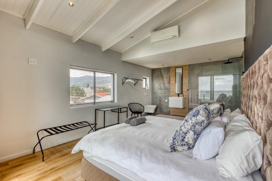 5 Bedroom Property for Sale in Sandbaai Western Cape